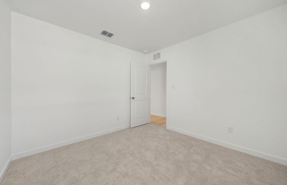 Spacious, unfurnished interior of a new home in Sunfield, Buda (Image 30).