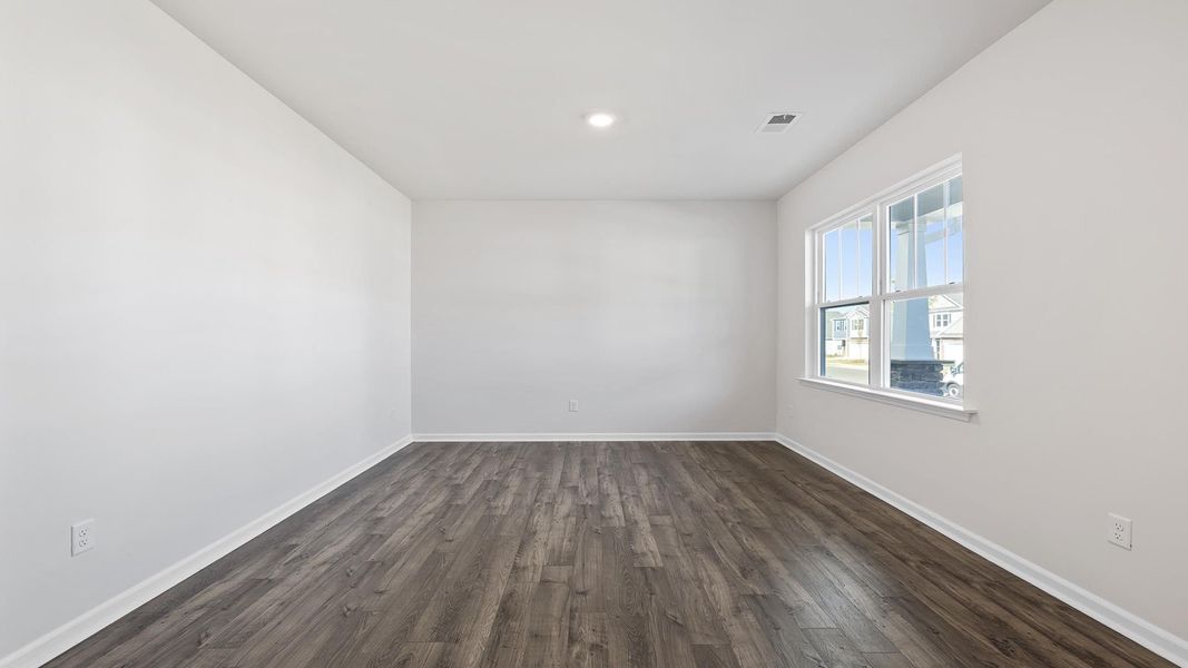 Spacious, unfurnished interior of a new home in Sage Grove, Lyman (Image 15).