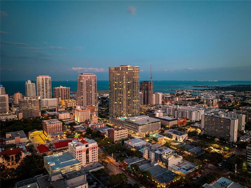 Condo located in St. Petersburg, FL showcasing its design and architecture (Image 3).