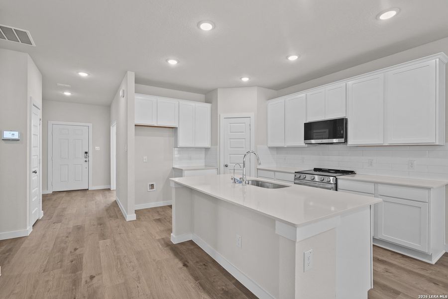 Furnished interior view inside a new home in Hiddenbrooke, Seguin (Image 13).