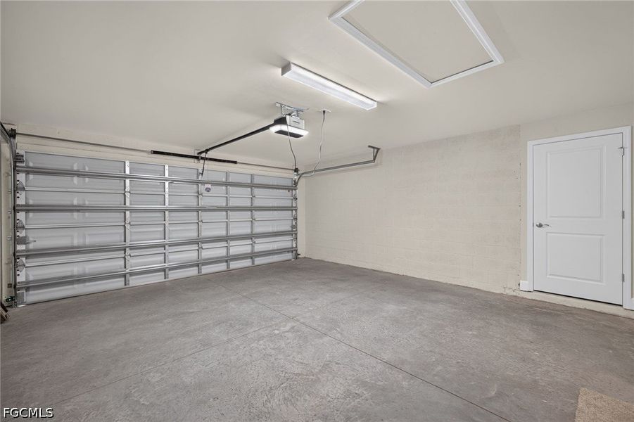 Spacious, unfurnished interior of a new home in Cape Coral, Cape Coral (Image 23).