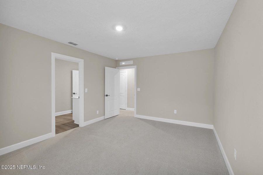 Spacious, unfurnished interior of a new home in Jennings Farm, Middleburg (Image 16).