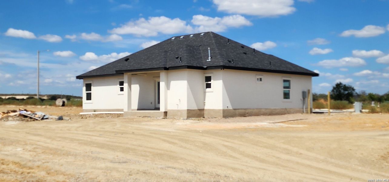 Exterior details and patio area of a home in , Eagle Pass (Image 4).