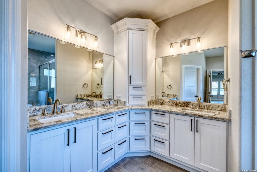 Furnished interior view inside a new home in , Uvalde (Image 4).