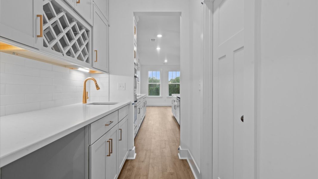 An exceptional butler’s pantry with wet bar, perfect for elevated entertaining.