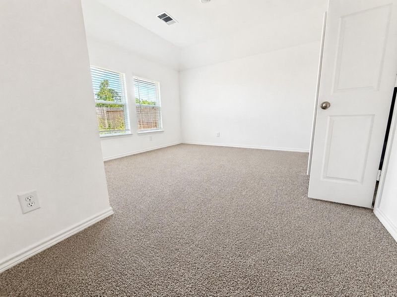Spacious, unfurnished interior of a new home in , Dayton (Image 5).