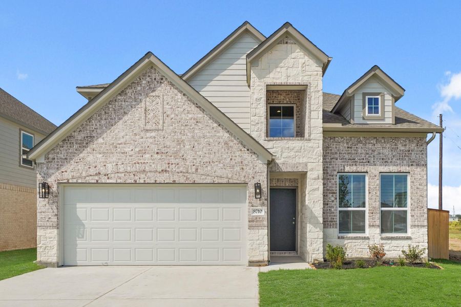 Front exterior of a new home in Huntington Place, Rosharon, TX, highlighting curb appeal (Image 2). Front exterior of a new home in Huntington Place, Rosharon, TX, highlighting curb appeal (Image 2).