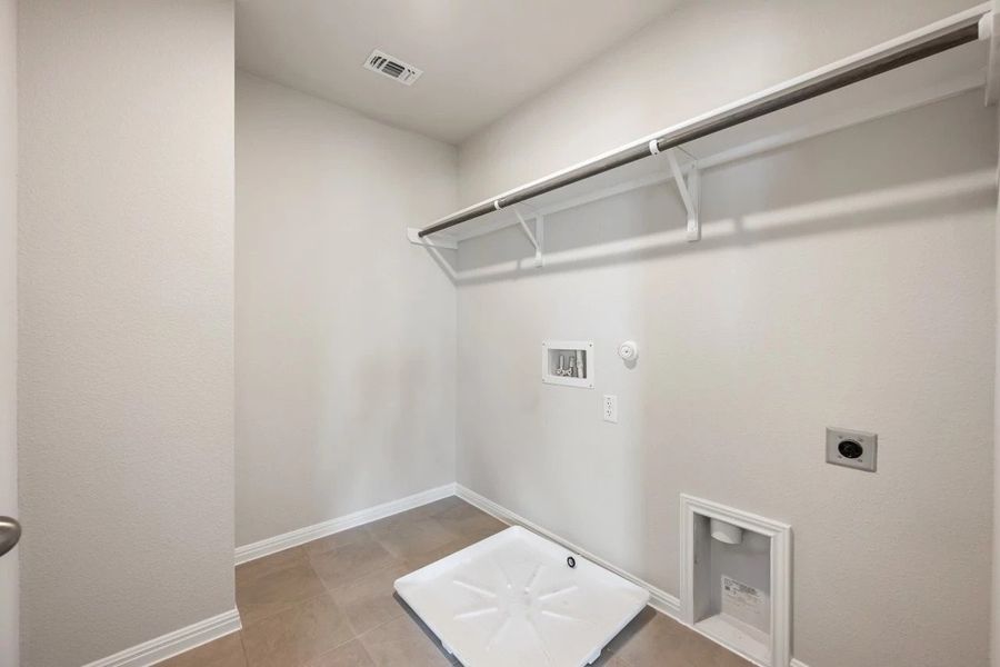 Spacious, unfurnished interior of a new home in The Colony, Bastrop (Image 27).