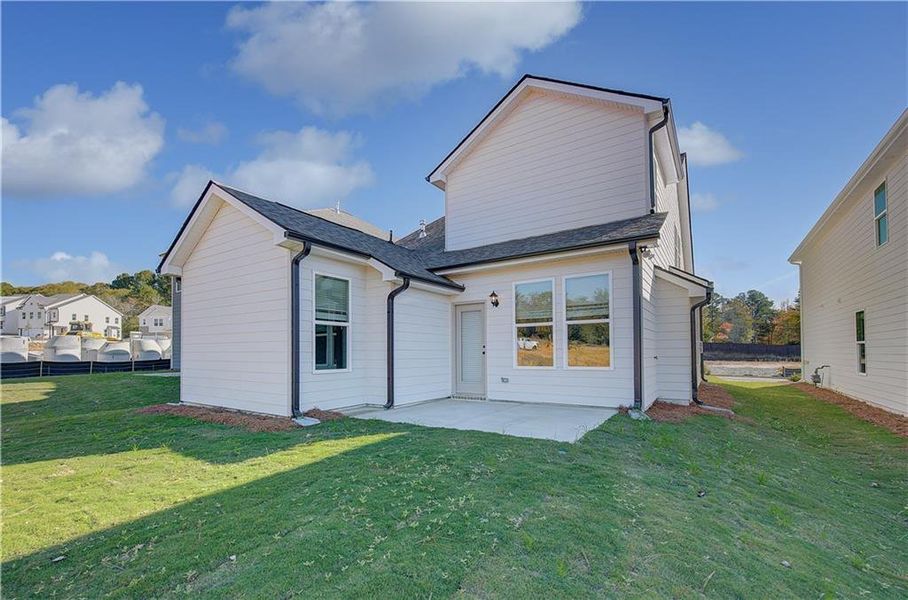 Exterior details and patio area of a home in Abbotts Crossing, Conyers (Image 16).