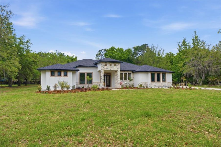 Exterior details and patio area of a home in , Kissimmee (Image 4).