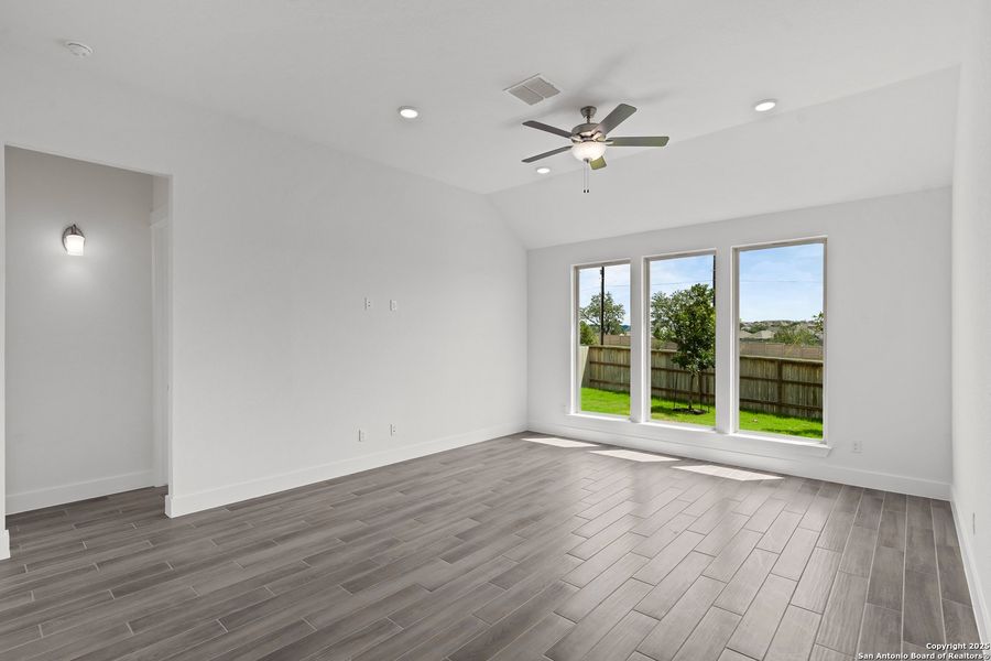 Spacious, unfurnished interior of a new home in Corley Farms, Boerne (Image 16).