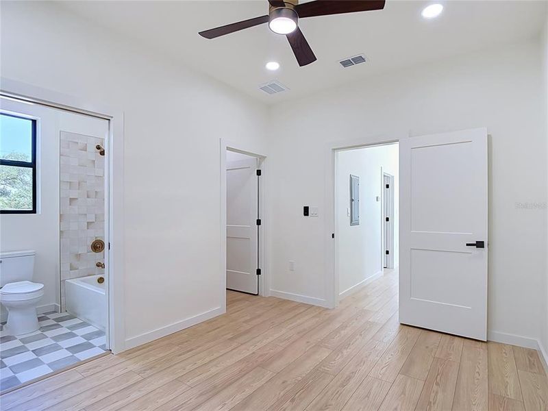 Spacious, unfurnished interior of a new home in , Tampa (Image 29).