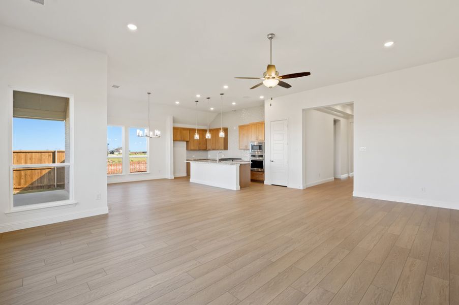 Spacious, unfurnished interior of a new home in Myrtle Creek, Waxahachie (Image 33).