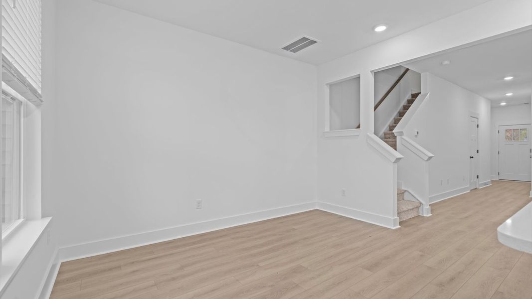 Established charm meets modern elegance in this first-rate dining area by DRB Homes Established charm meets modern elegance in this first-rate dining area by DRB Homes