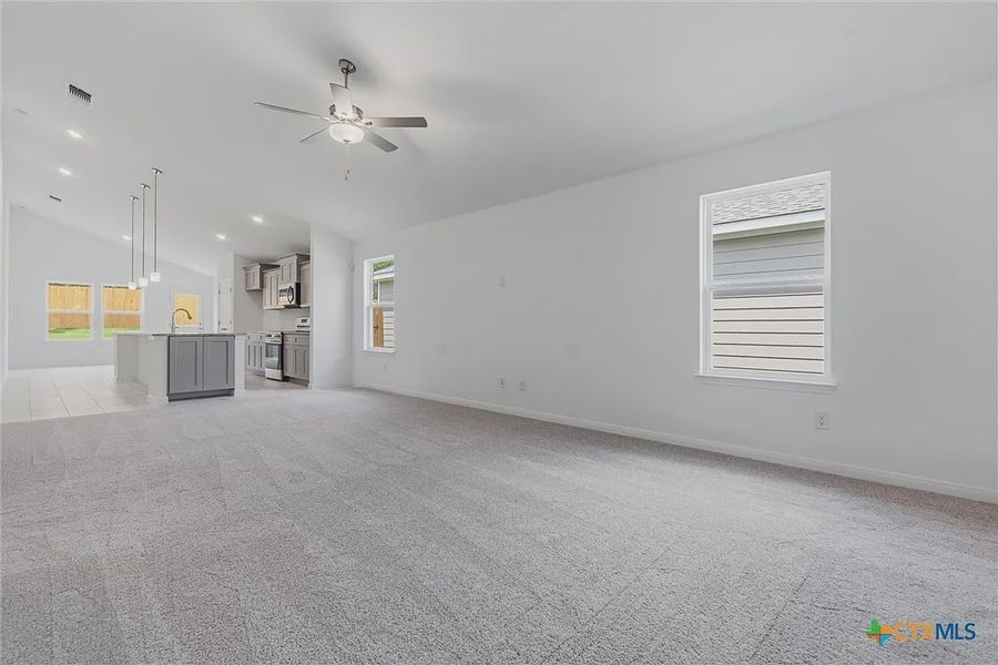 Spacious, unfurnished interior of a new home in Turnbo Ranch, Killeen (Image 27).