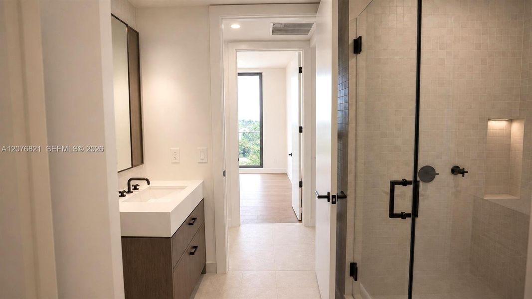 Third Full Bath Jack-n-Jill with 2nd Queen bed and Office Third Full Bath Jack-n-Jill with 2nd Queen bed and Office