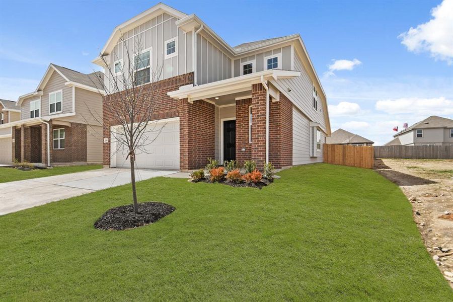 Exterior details and patio area of a home in Retreat at Fossil Creek, Fort Worth (Image 1).