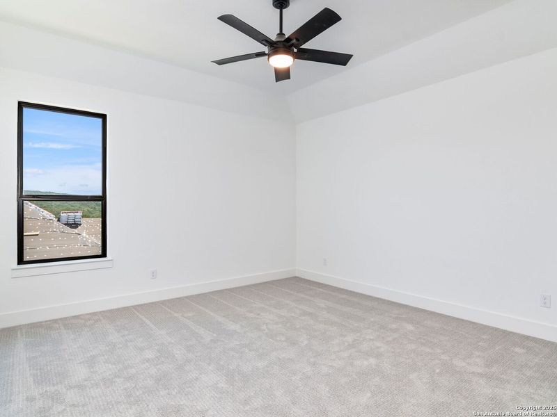 Spacious, unfurnished interior of a new home in Verandas at the Rim, San Antonio (Image 12).