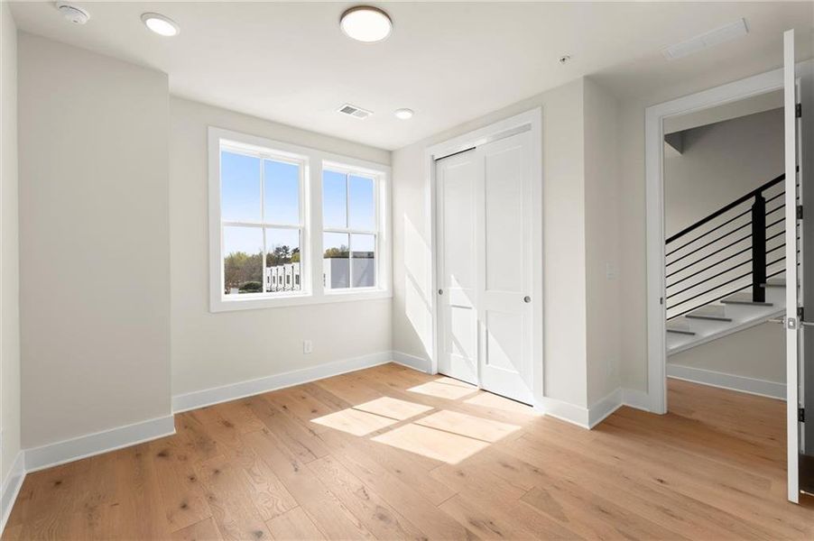 Spacious, unfurnished interior of a new home in , Alpharetta (Image 49).