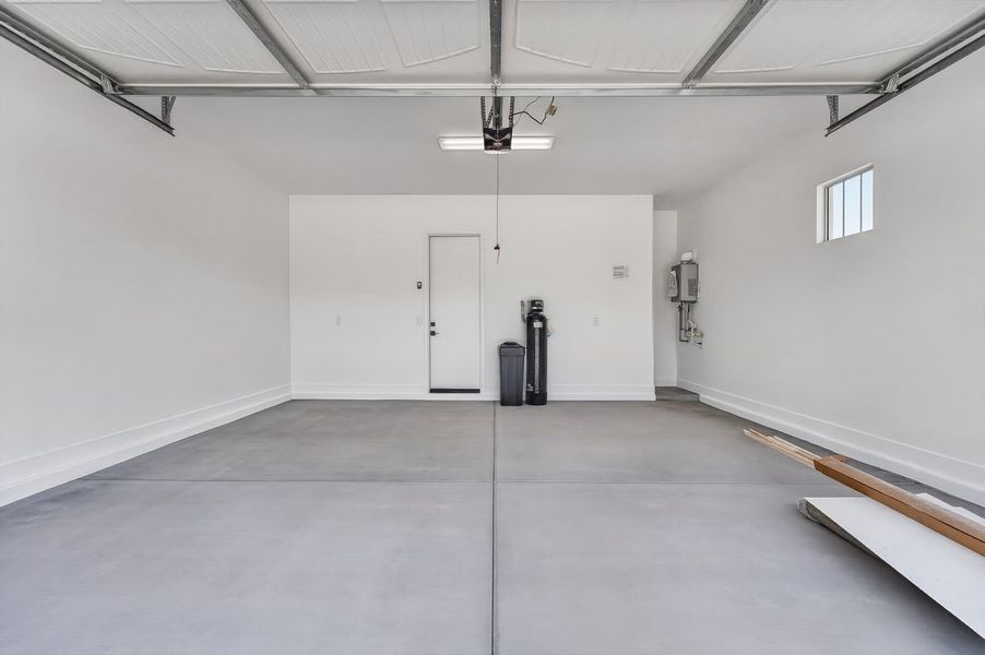 Spacious, unfurnished interior of a new home in Ellsworth Ranch, Queen Creek (Image 26).