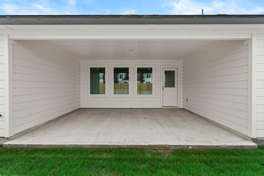 Exterior details and patio area of a home in Sonoma Oaks, Fredericksburg (Image 3).