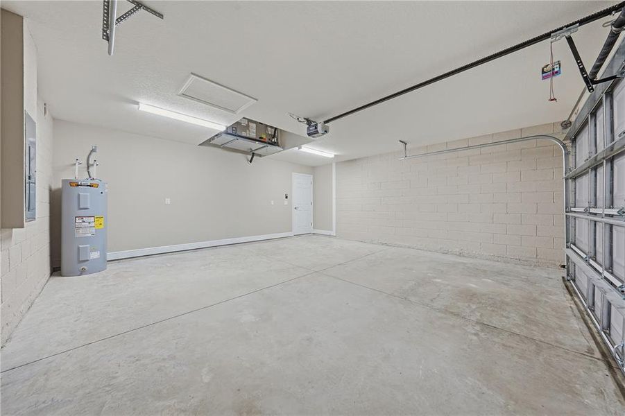 Spacious, unfurnished interior of a new home in , Citrus Springs (Image 33).