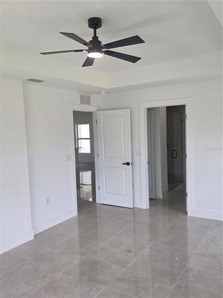 Spacious, unfurnished interior of a new home in , Cape Coral (Image 36).