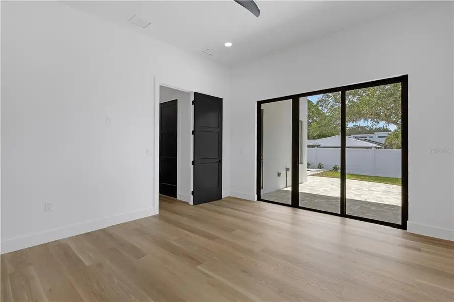 Spacious, unfurnished interior of a new home in , Sarasota (Image 27).