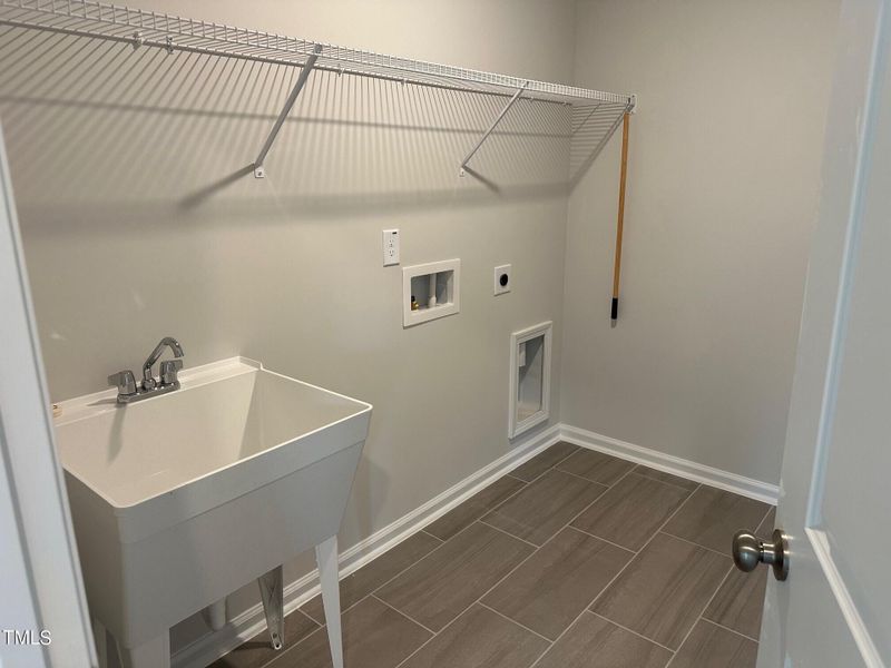 757 laundry room with sink