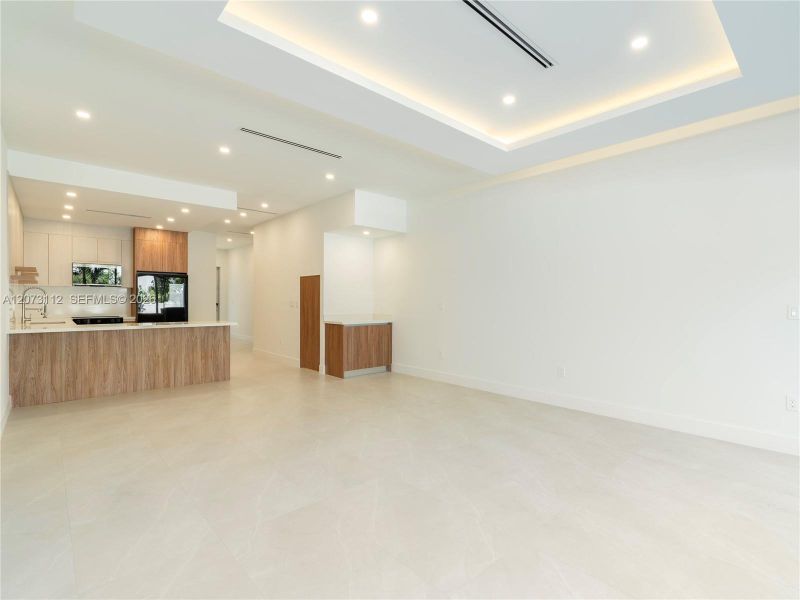 Spacious, unfurnished interior of a new home in , Fort Lauderdale (Image 18).