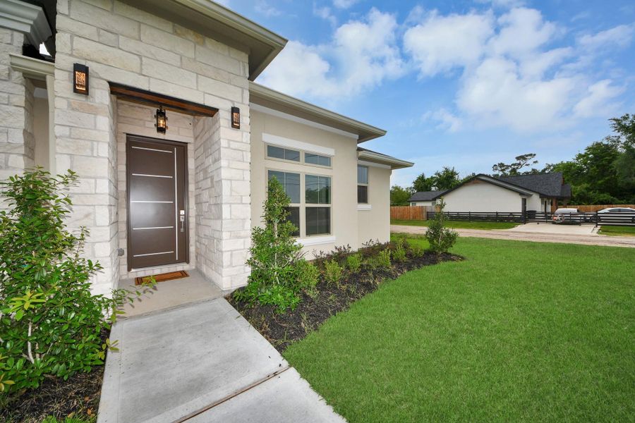 Beautiful Front Yard, main entrance. Beautiful Front Yard, main entrance.