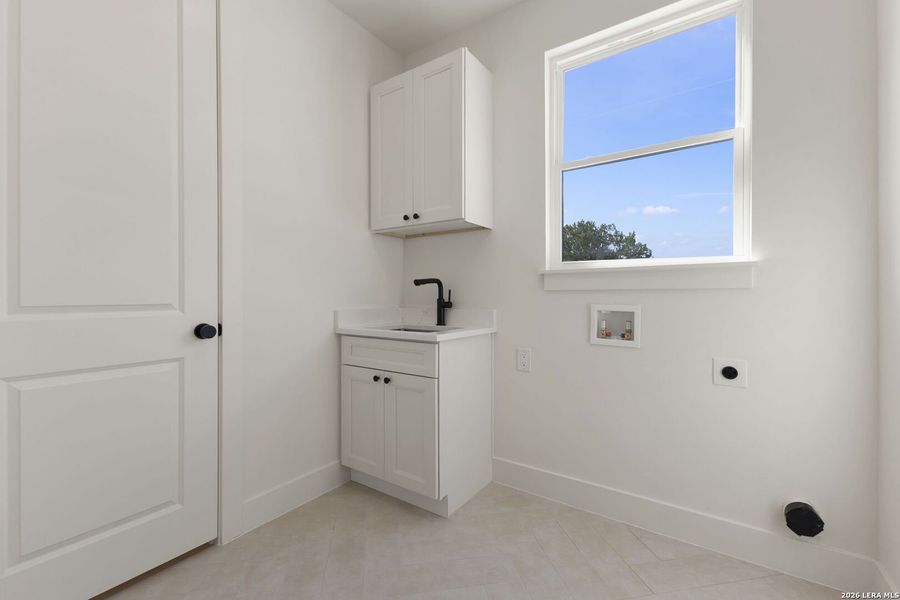 Furnished interior view inside a new home in , Bandera (Image 16).