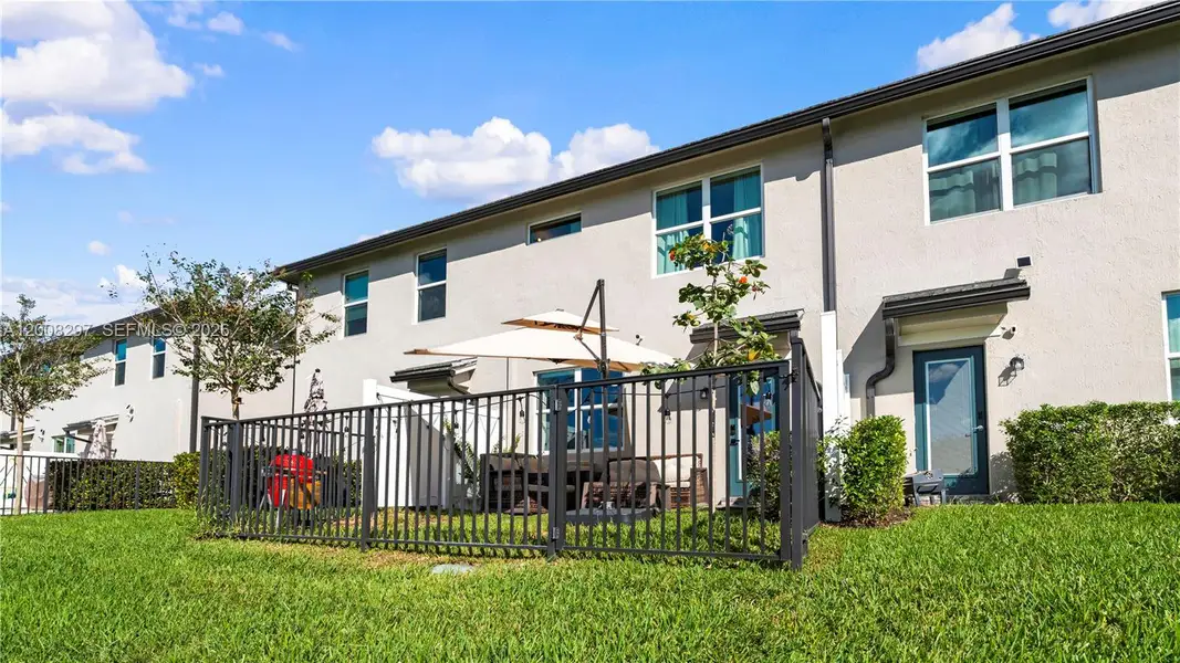 Exterior details and patio area of a home in , Lauderdale Lakes (Image 27).