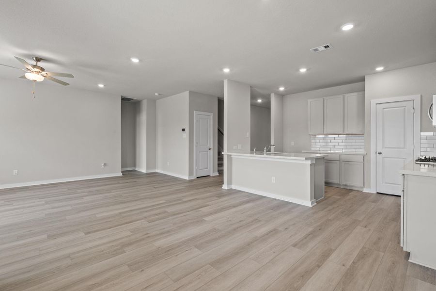 Spacious, unfurnished interior of a new home in River Ranch Trails, Dayton (Image 9).