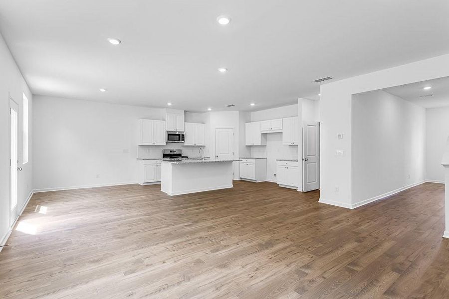 Spacious, unfurnished interior of a new home in Heritage River, Euharlee (Image 24).