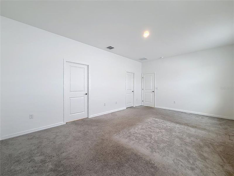 Spacious, unfurnished interior of a new home in , Mascotte (Image 32).