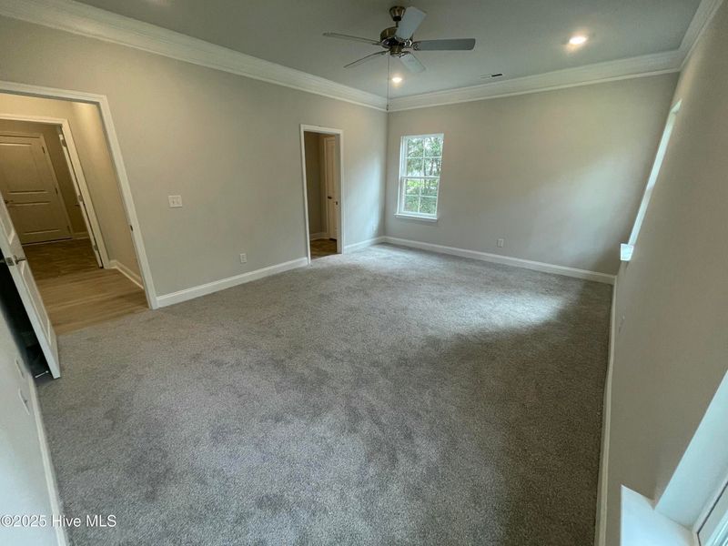 Spacious, unfurnished interior of a new home in Mill Creek Cove, Bolivia (Image 12).