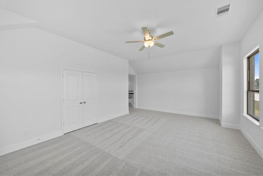 Spacious, unfurnished interior of a new home in Harvest Green, Richmond (Image 30).