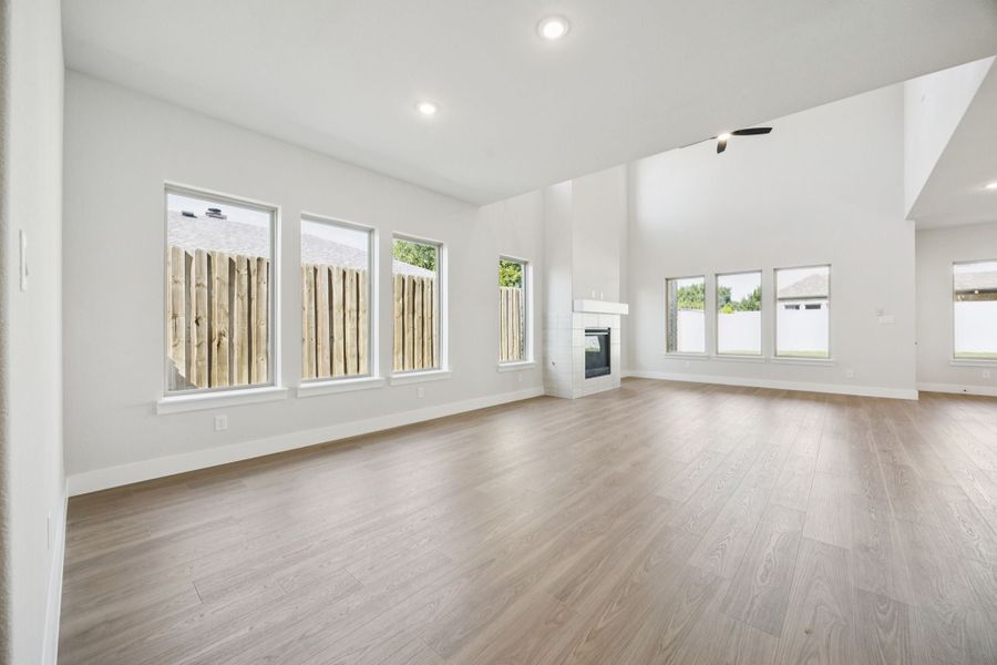Spacious, unfurnished interior of a new home in Painted Tree Lakeside, McKinney (Image 25).
