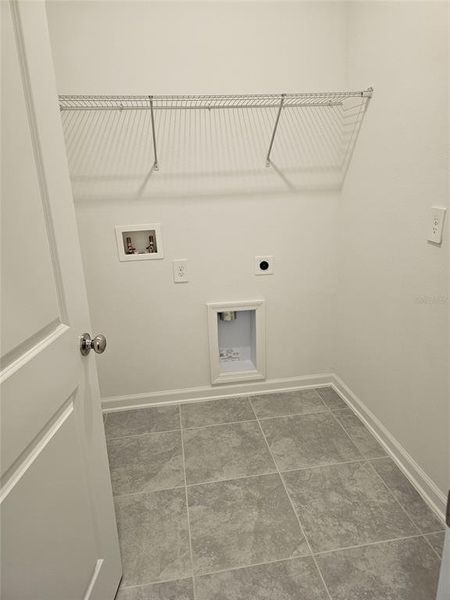 Spacious, unfurnished interior of a new home in Storey Creek: Estate Collection, Kissimmee (Image 9).