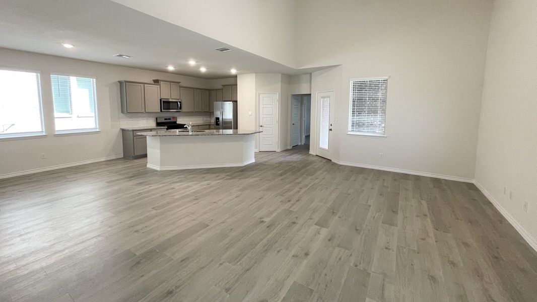 Spacious, unfurnished interior of a new home in Bel Air Village, Sherman (Image 6).