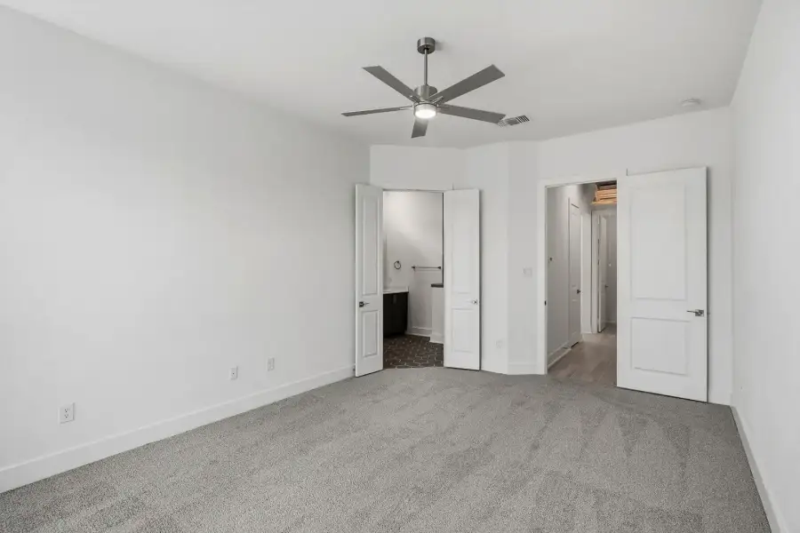 Spacious, unfurnished interior of a new home in Rose Hill, San Antonio (Image 31).