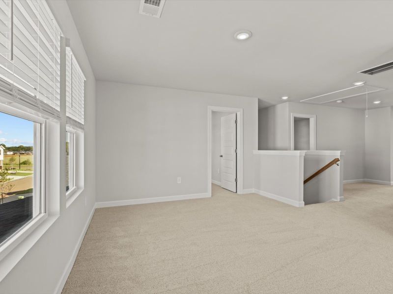 Spacious, unfurnished interior of a new home in Village at White Pine, Pendleton (Image 12).