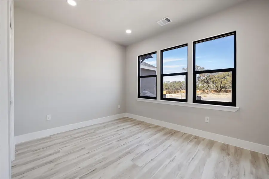 Please note: Photos shown are not of the actual homes but are of the same floorplan. Finishes and features may vary. Please note: Photos shown are not of the actual homes but are of the same floorplan. Finishes and features may vary.