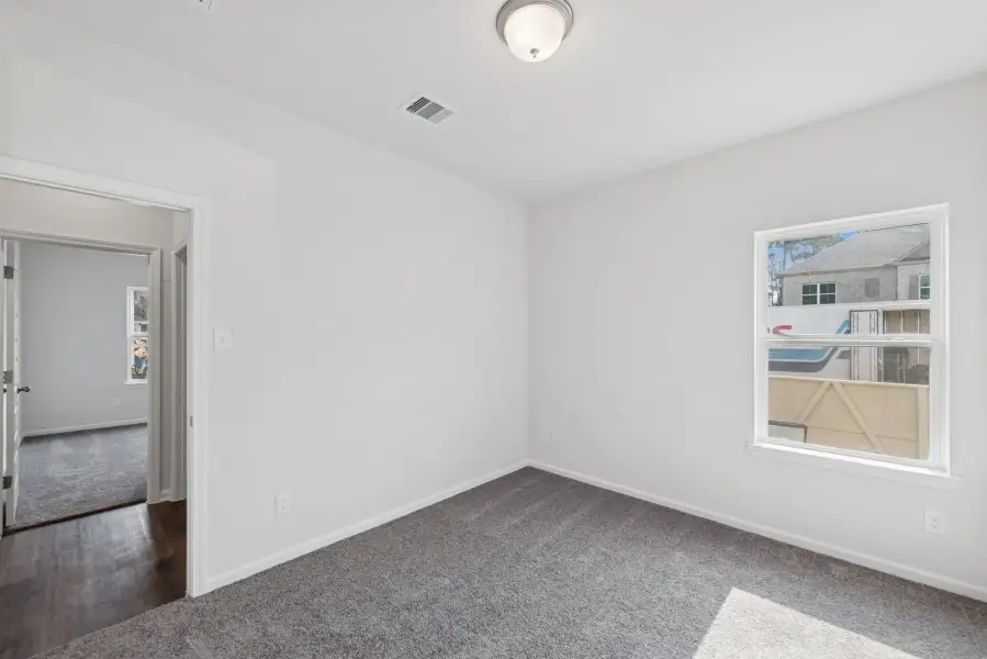 Spacious, unfurnished interior of a new home in Sierra Vista, Rosharon (Image 23).