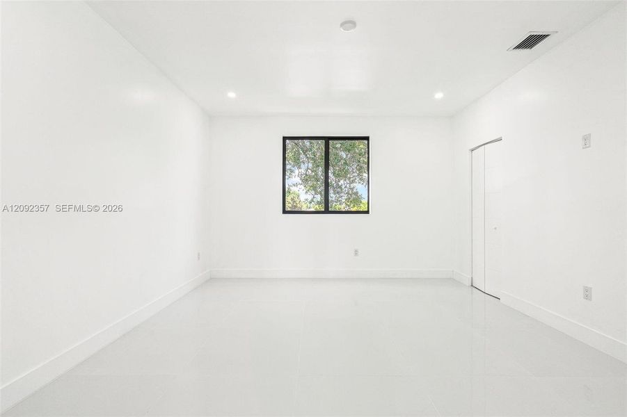 Spacious, unfurnished interior of a new home in , Miami (Image 40).