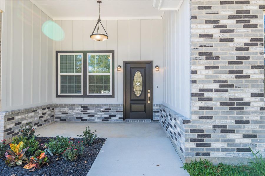 Charming, quaint landscaped entry that is beautifully inviting.