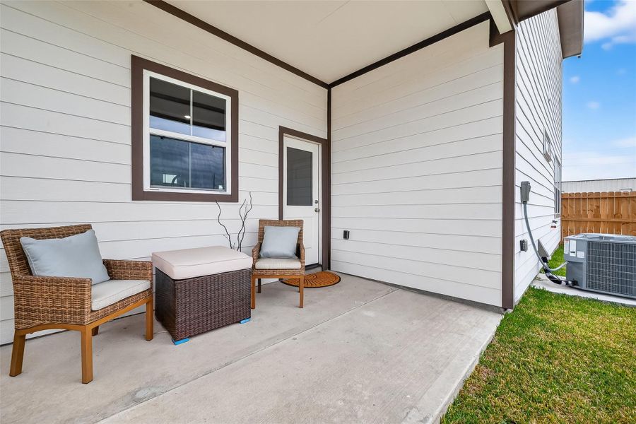 Exterior details and patio area of a home in Metro Village, Houston (Image 27).