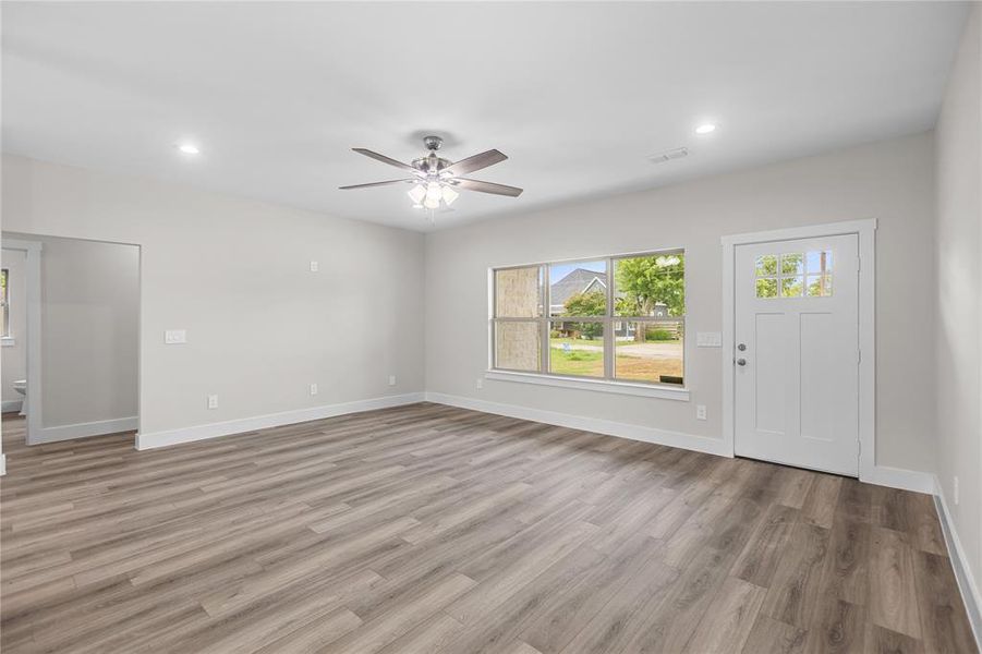 Spacious, unfurnished interior of a new home in , Tom Bean (Image 14).