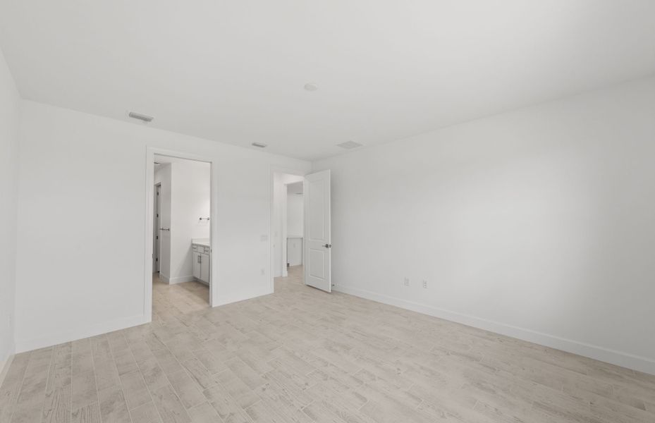 Spacious, unfurnished interior of a new home in Terreno, Naples (Image 22).